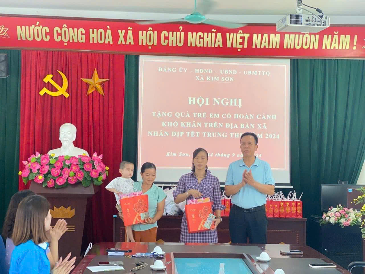 UBND tặng quà tết trung thu cho trẻ em có Hoàn cảnh khó khăn trên địa bàn xã Kim Sơn